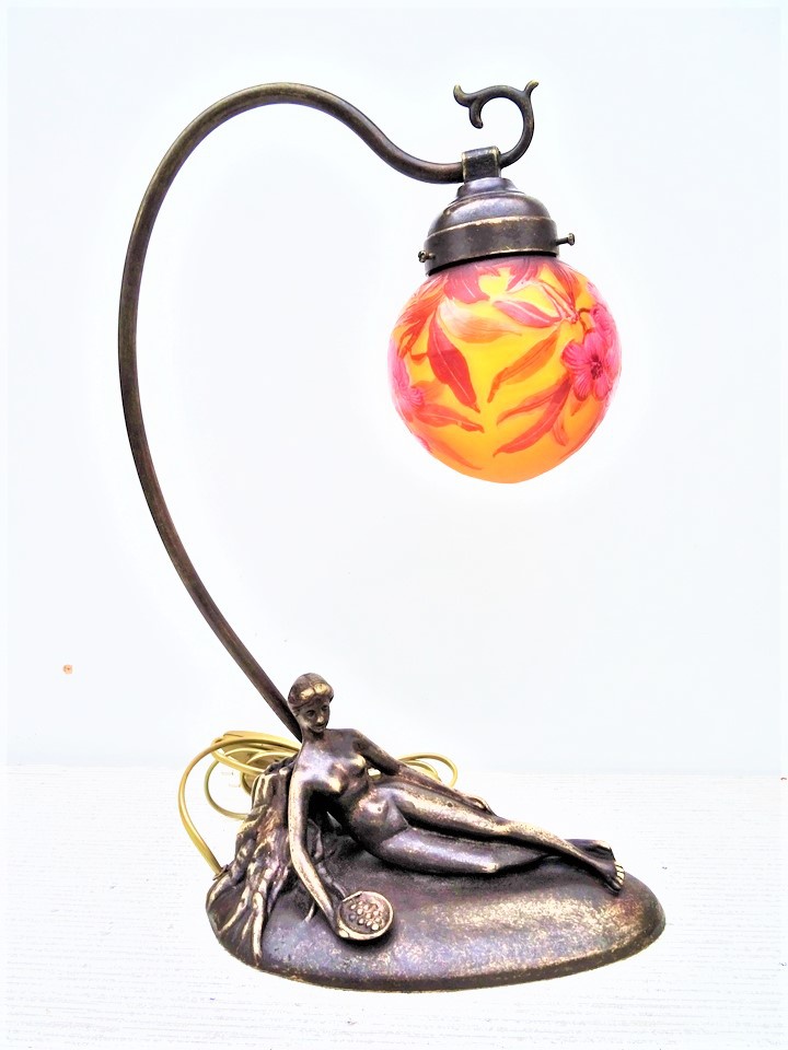Lampe Art Nouveau Nancy style, lampe Gallé style en pâte de verre et bronze, Vénus allongée boule gravée fleur rouge