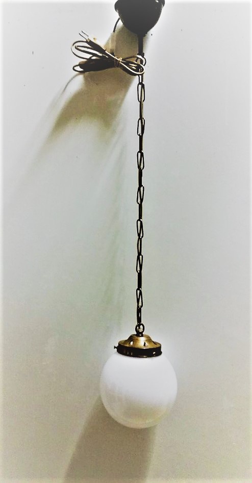 lustre brasserie, plafonnier hôtel, suspension restaurant, modèle bk Boule opale blanc, H60cm