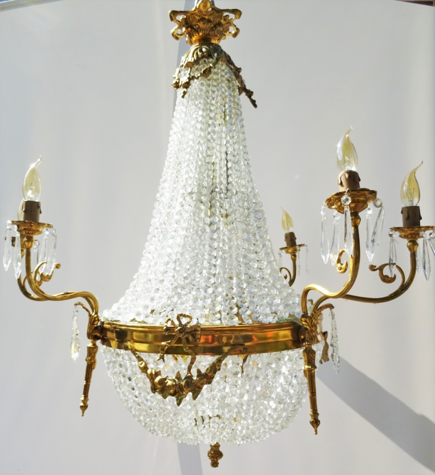 Lustre cristaux de verre, Karina. Hauteur 105 cm largeur 120  cm. Bronze et cristaux de verre.