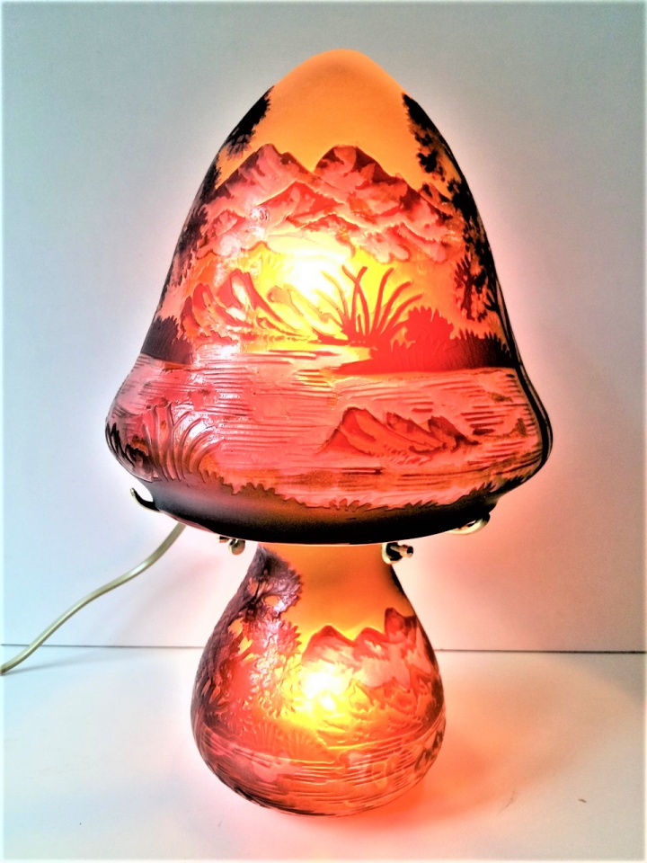 Lampe Art Nouveau Nancy style, lampe Gallé style en pâte de verre, Fuji paysage rouge
