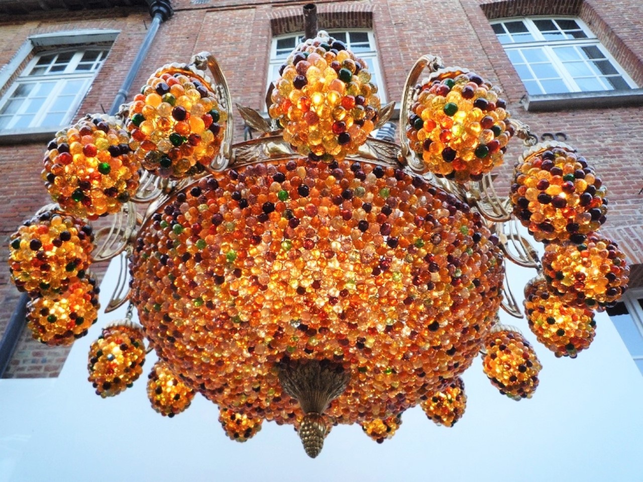 Lustre cristaux de verre, plafonnier cristaux de verre, suspension cristaux de verre, modèle Lutecia 16 grappes en Verre colorée. Hauteur 95 cm. Large