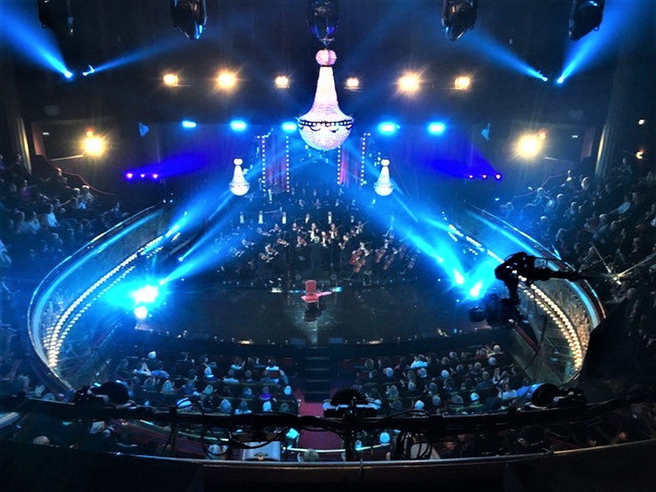 Lustre Versaille Montgolfière intégré dans une salle de spectacle