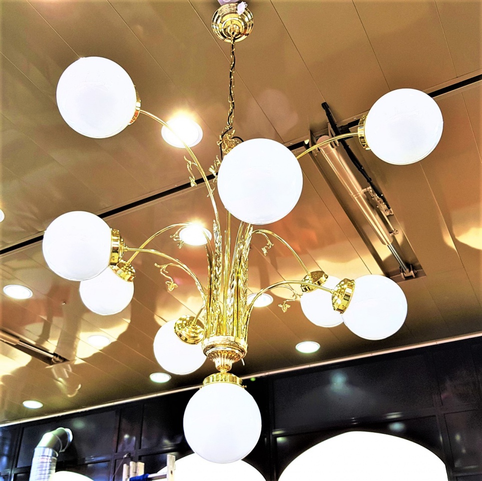 Lustre Brasserie opaline blanc, plafonnier hôtel, suspension restaurant, modèle Brasserie Parisienne 9 boules