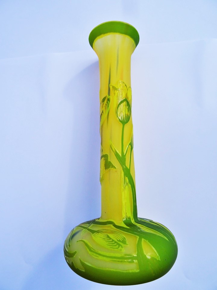 Vase jaune et vert soliflor fleurs longues verticales Art Nouveau, style gallé