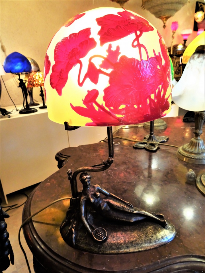 Lampe Art Nouveau Nancy style, lampe Gallé style en pâte de verre et bronze, Vénus allongée