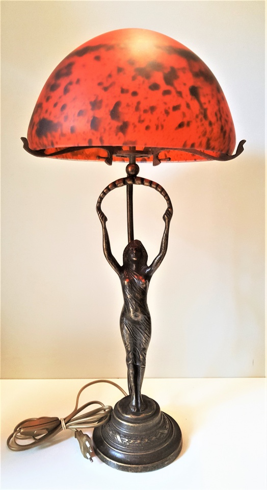 Lampe en pâte de verre et bronze, Vénus cone 26 rouge, abat jour pâte de verre, hauteur 60 cm