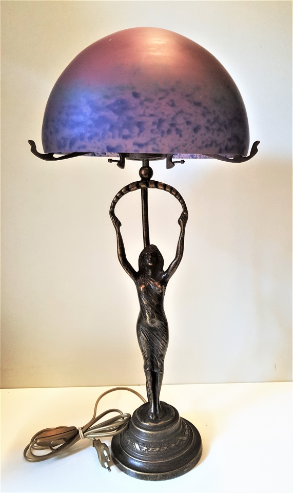 Lampe en pâte de verre et bronze, Vénus cone 26 Amethyste, abat jour en pâte de verre, hauteur 60 cm