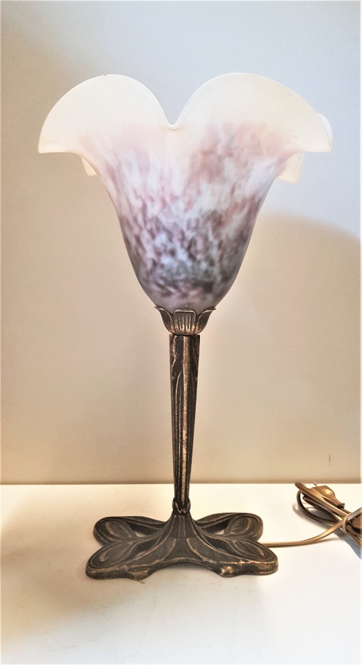 Lampe en pâte de verre, Papillon tulipe feston bleu marbré, laiton massif patiné et verre soufllé bouche, hauteur 40 cm, largeur de la verrerie 26 cm