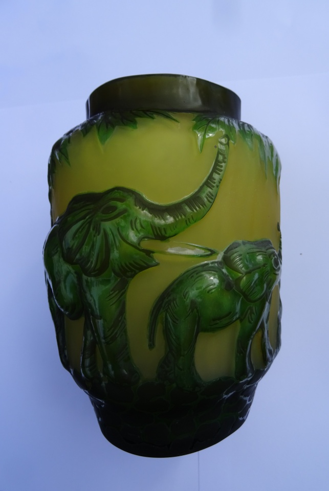 Vase Eléphant en verre gravé style Gallé hauteur 20 cm