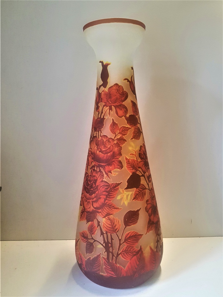 Vase en verre gravé style Gallé fleur rouge. Hauteur 63 cm