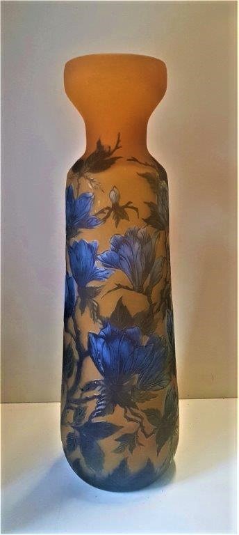 Grand vase style Gallé en verre gravé à l'acide. Haureur 70 cm
