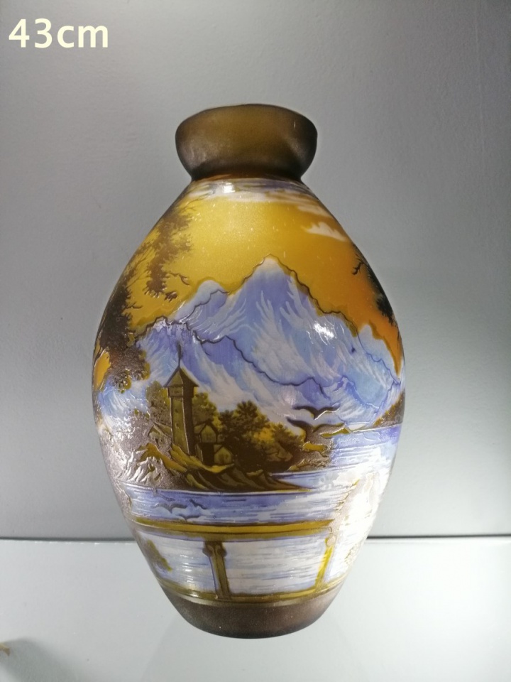 Grand vase style Gallé en verre . Décor de lac et montagne. Gravé à l'acide. Haureur 43 cm