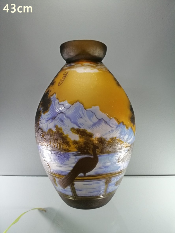 Grand vase style Gallé en verre . Décor de lac et montagne. Gravé à l'acide. Haureur 43 cm
