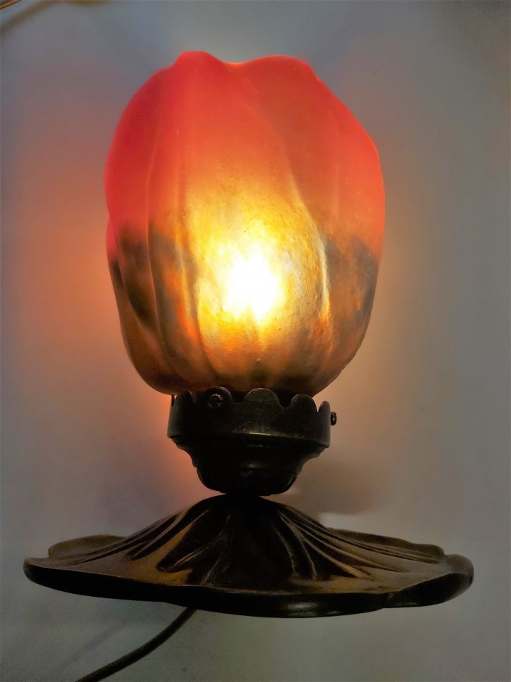 Lampe en pâte de verre, Lotus Magnolia PM rouge, hauteur 20 cm, lampe pâte de verre