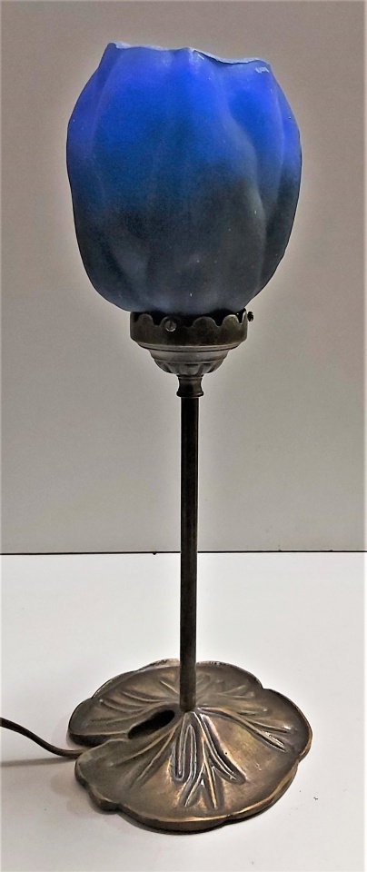 Lampe en pâte de verre, Lotus Magnolia sur tige, hauteur 40 cm, couleur bleue, lampe pâte de verre