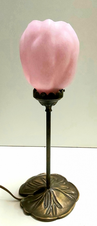 Lampe en pâte de verre, Lotus magnolia sur tige, hauteur 40 cm, couleur rose, lampe pour restaurant