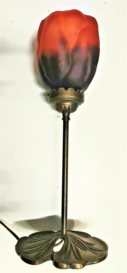 Lampe en pâte de verre, Lotus Magnolia sur tige, hauteur 40 cm, couleur rouge, lampe pour restaurant
