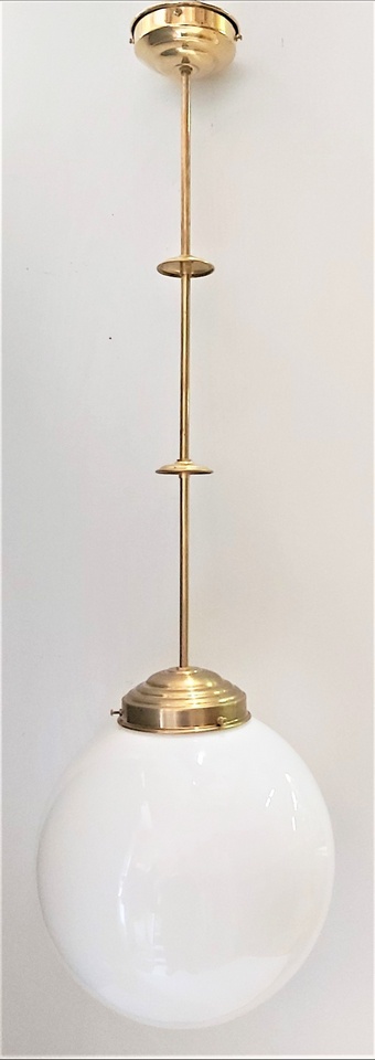 Lustre brasserie, boule opale blanc sur tige h80 cm, suspension brasserie, plafonnier brasserie