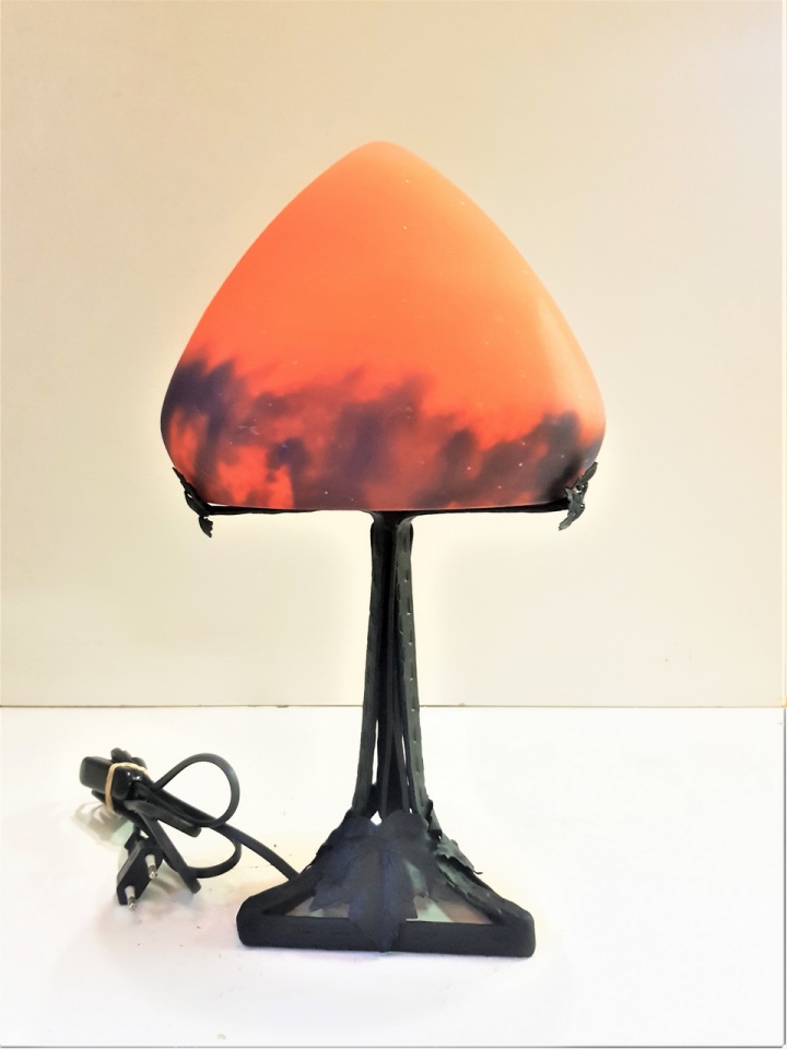 Lampe en fer forgé, et pate de verre. Luminaire Art Déco et lampe Style Muller, Modèle Art Déco pied triangle, cône 18 cm de diamètre orange bleu.
