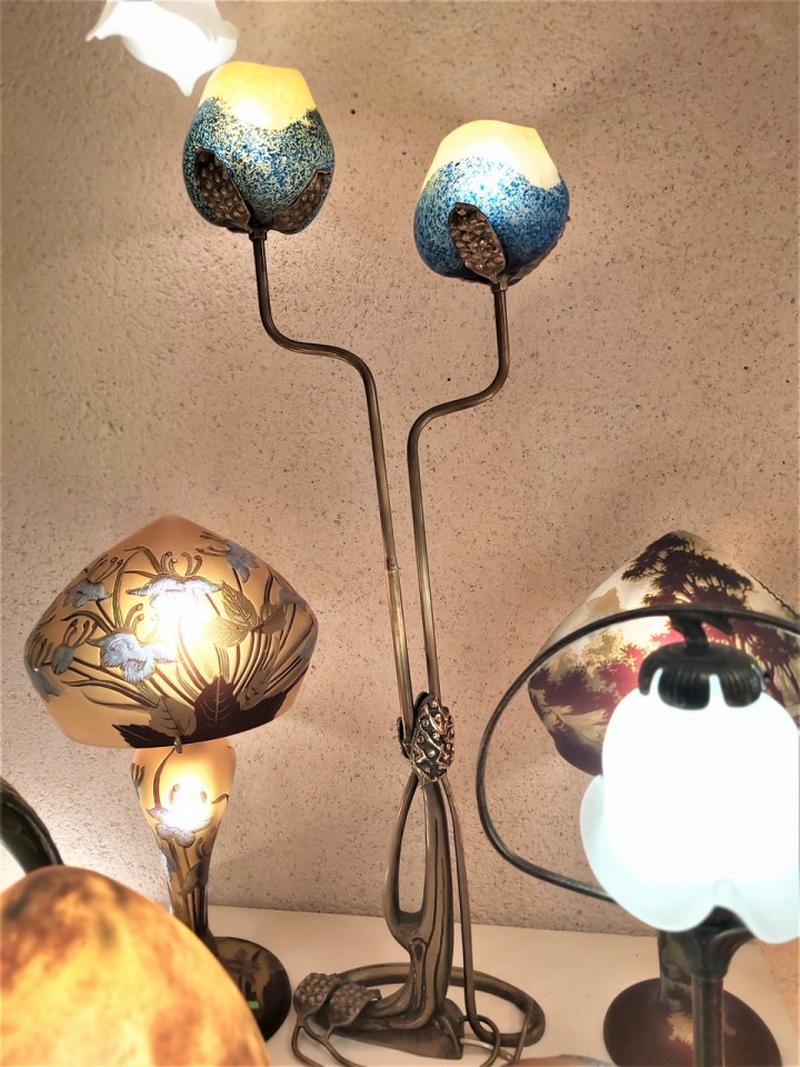Lampe Art Déco, verre soufllé et bronze, lampe style Art Déco 2 corolles hauteur 75 cm