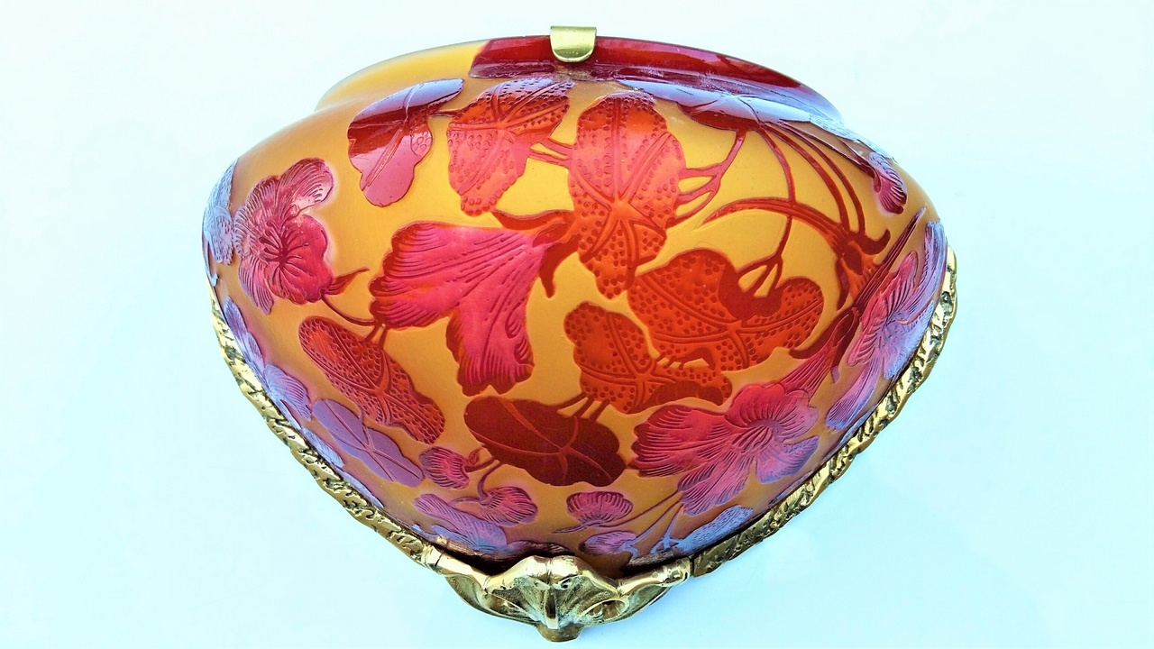 Applique Art Nouveau en verre gravé, style Gallé, modèle Magnolia rouge, largeur 30 cm