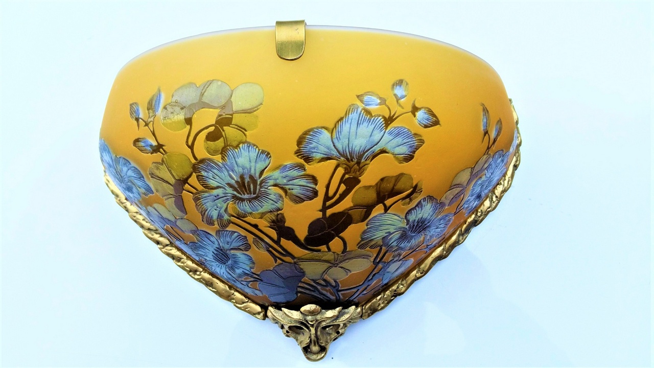 Applique Art Nouveau en verre gravé, style Gallé, modèle Fleurs bleues, largeur 30 cm